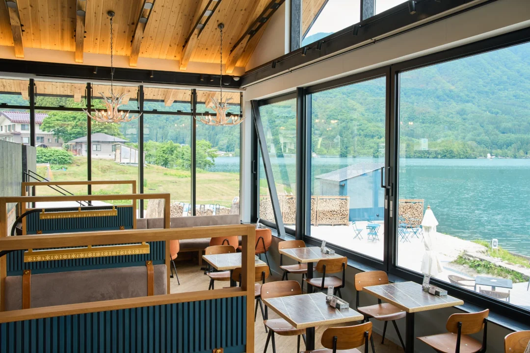 心癒されるオールデイ・カフェao LAKESIDE CAFE