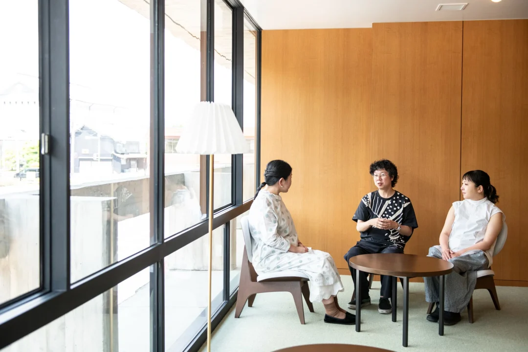 本と旅人が出会う、伊賀の新しい名建築「SAKAKURA BASE」へ（三重県