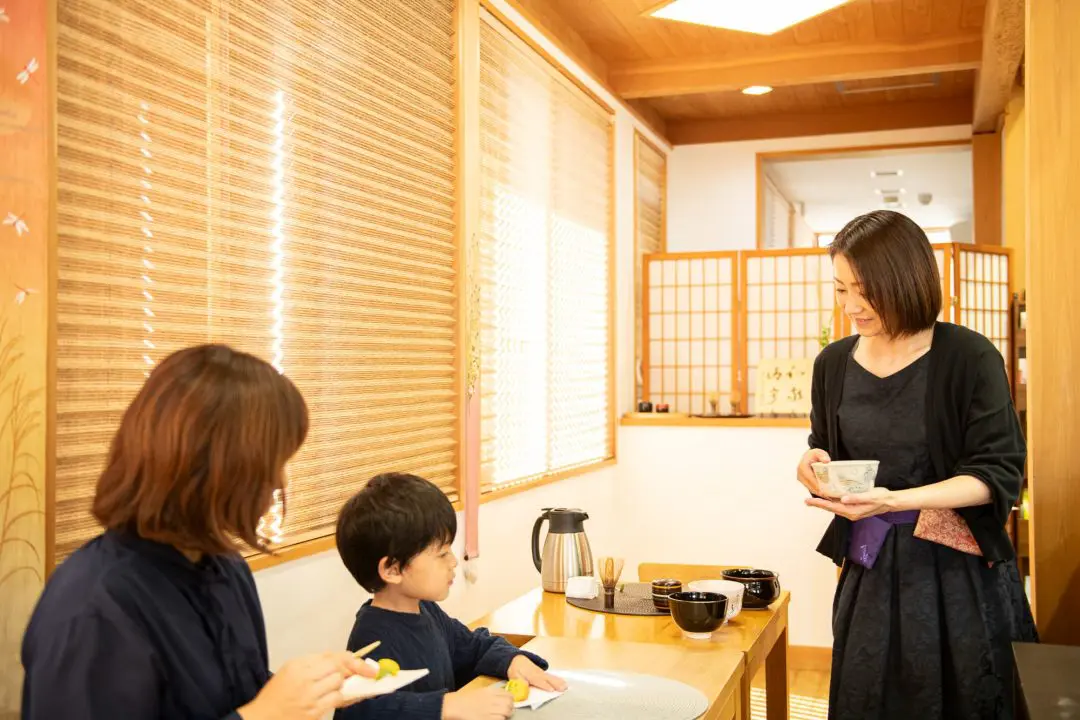 実際に体験してみよう！〜テーブル茶道で和文化に親しむ〜（2時間目）