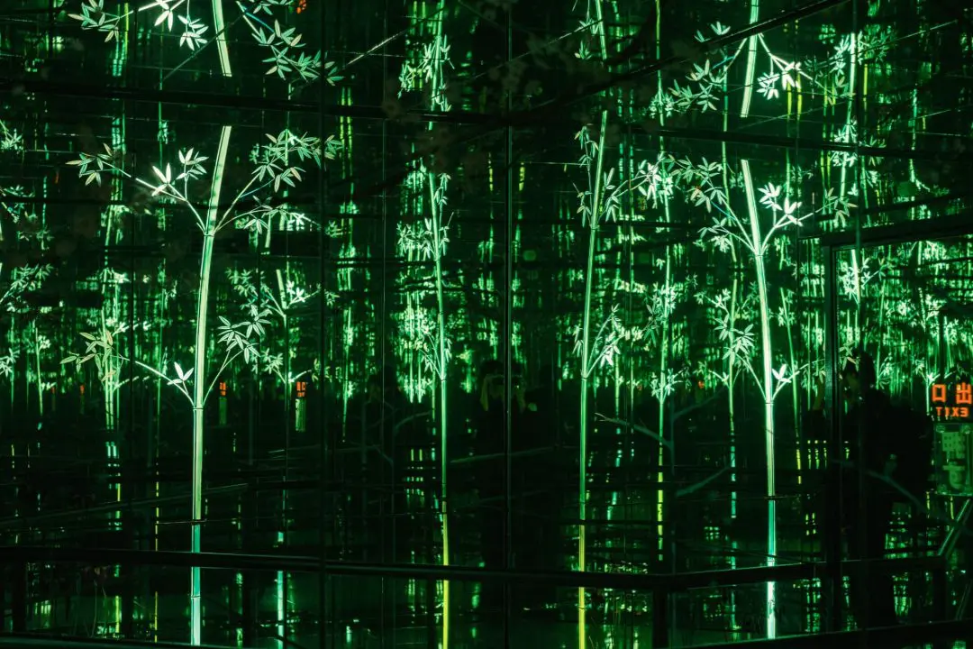 煌めく巨大万華鏡と光と色が織りなすガラス作品を体感 三河工芸ガラス